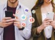 Dos jóvenes gestionando redes sociales